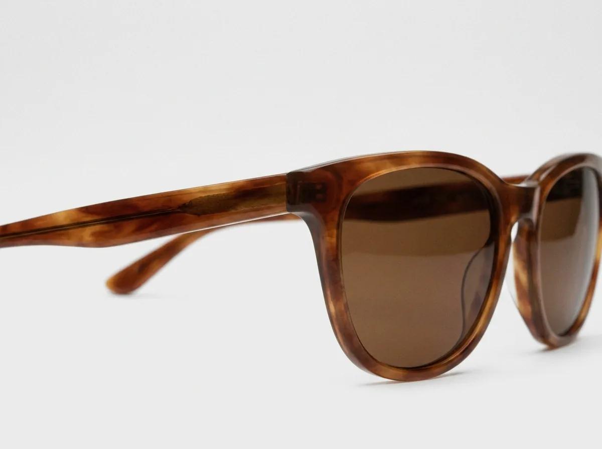 Packshot de lunettes de soleil en studio — rendu d’exemple (Nano Banana)