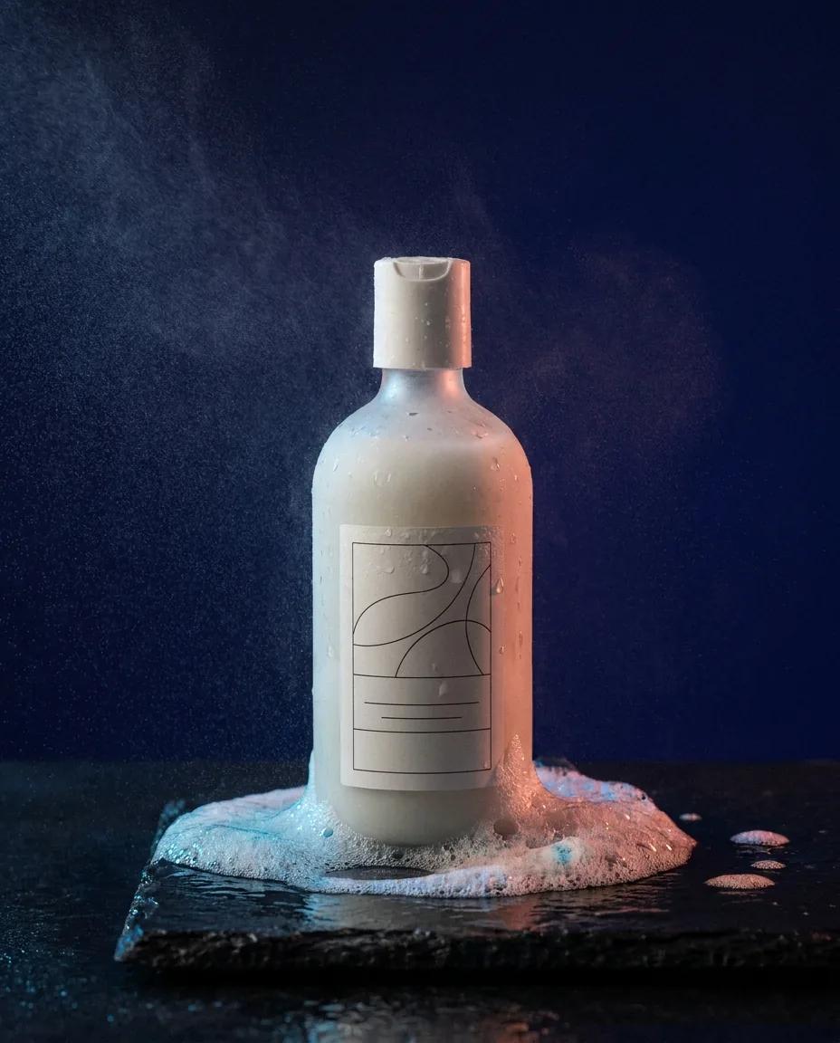 Packshot d’après-shampoing sur fond bleu marine — rendu d’exemple (Nano Banana)