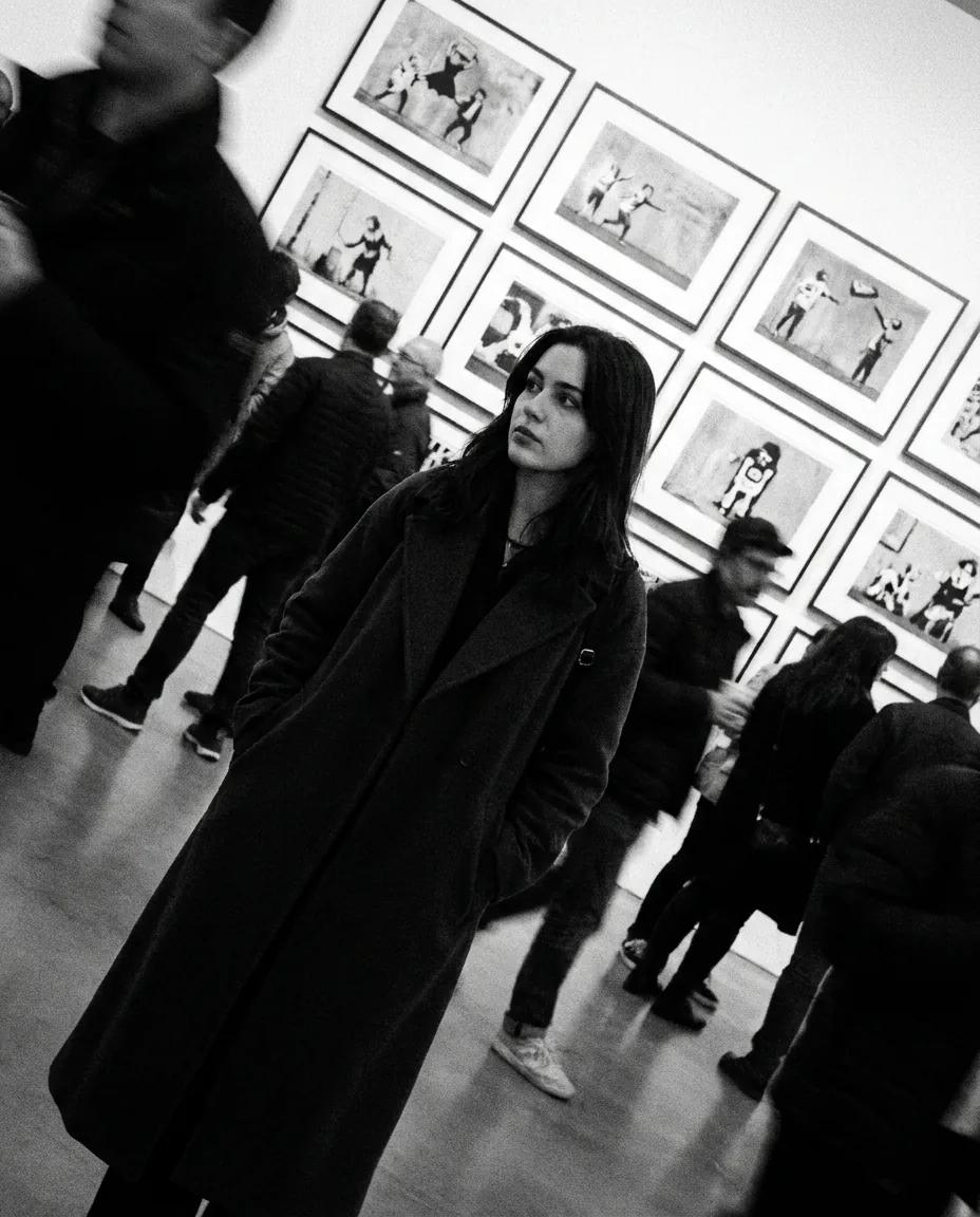 Portrait noir et blanc en galerie d’art — rendu d’exemple (Nano Banana)