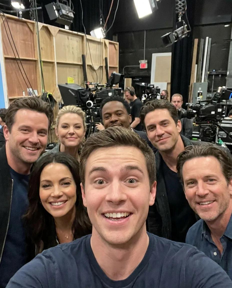Selfie de coulisses sur un tournage — rendu d’exemple (Nano Banana)