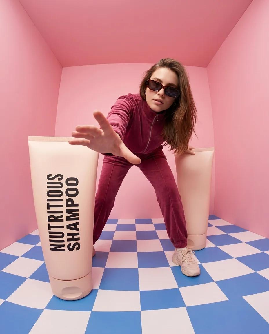 Campagne pop en perspective forcée — rendu d’exemple (Nano Banana)