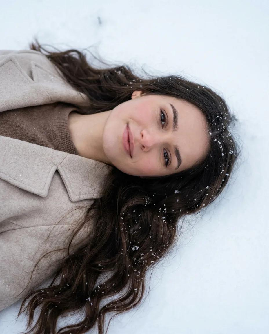 Portrait d’hiver allongée dans la neige — rendu d’exemple (Nano Banana)