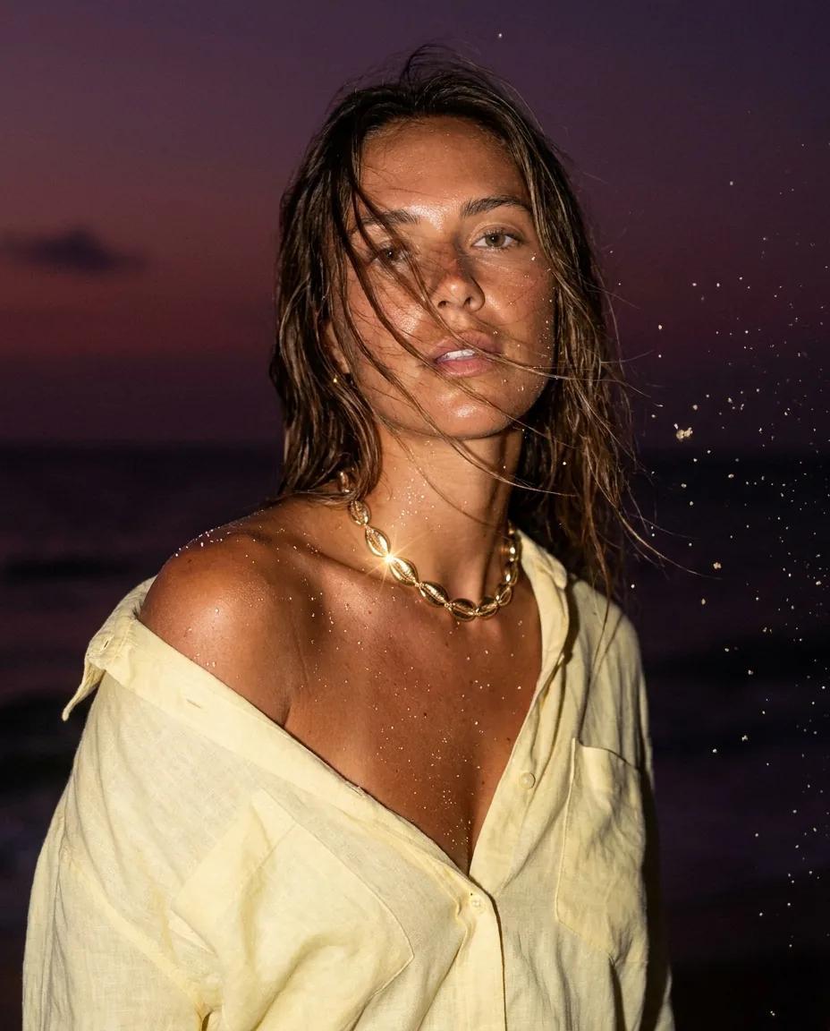 Portrait de plage au flash — rendu d’exemple (Nano Banana)