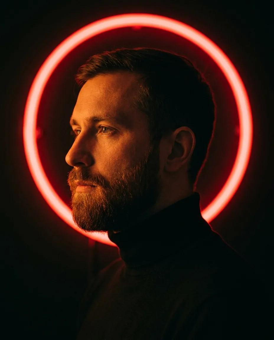 Portrait de profil au halo néon orange — rendu d’exemple (Nano Banana)