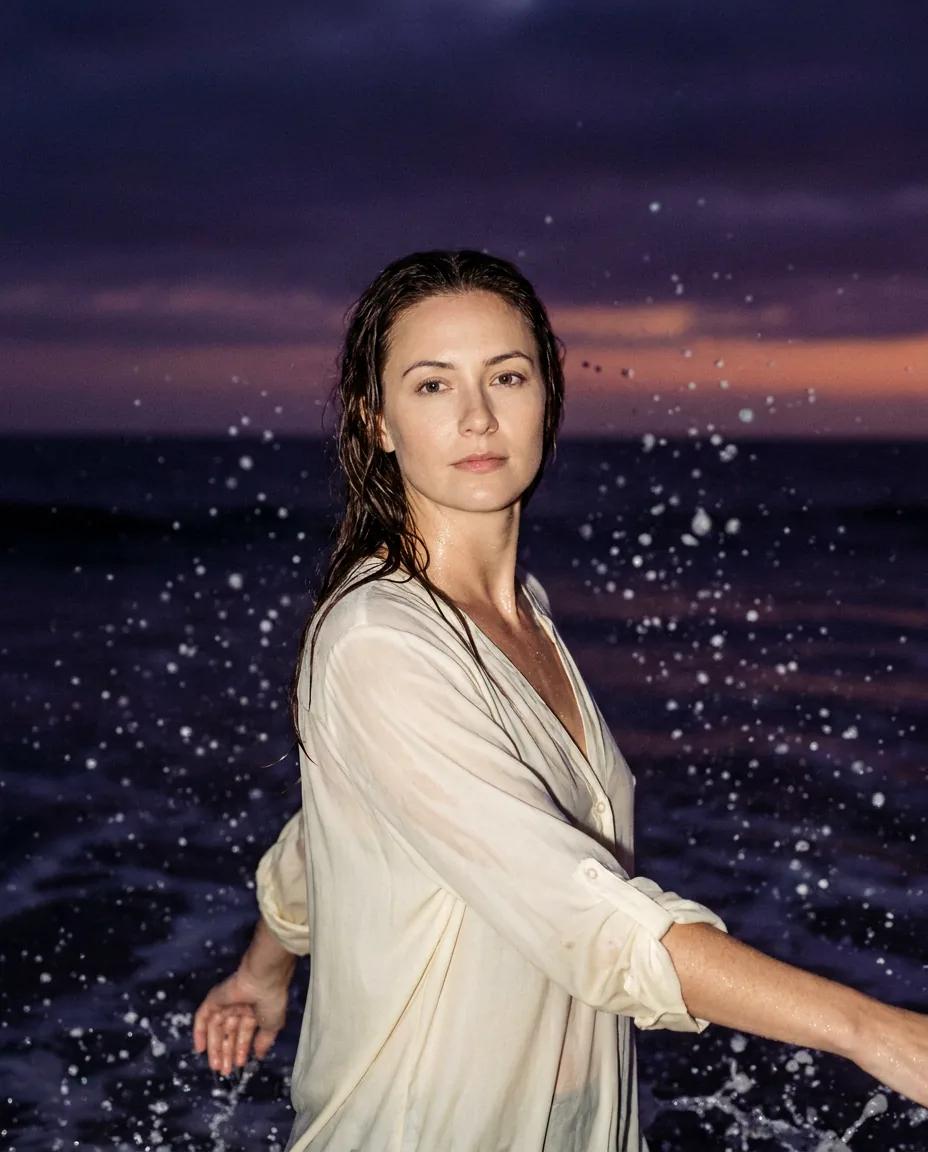 Portrait dans les vagues au flash — rendu d’exemple (Nano Banana)