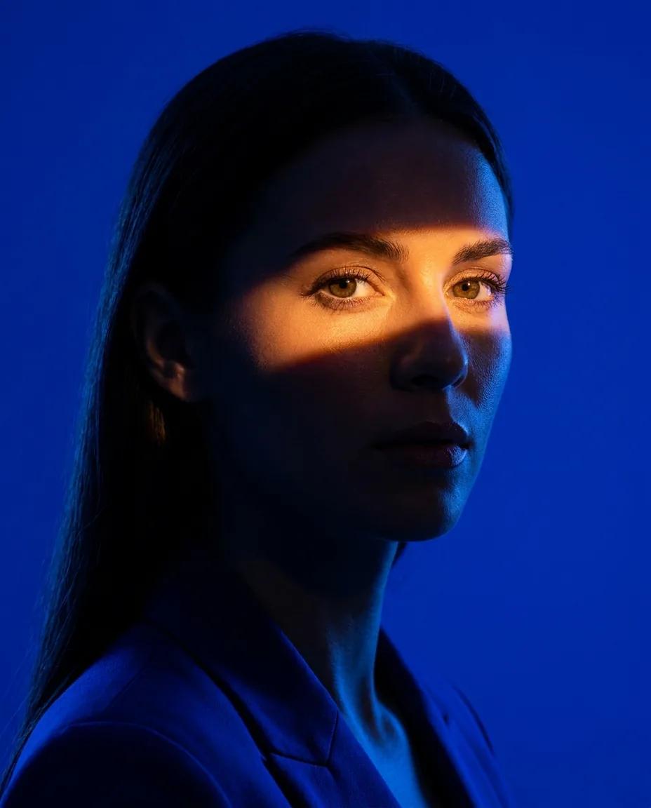 Portrait clair-obscur ambre et cobalt — rendu d’exemple (Nano Banana)