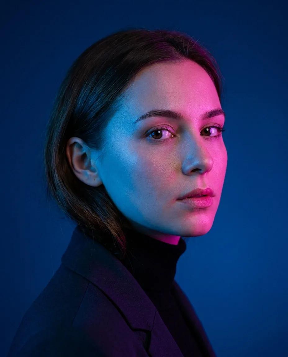 Portrait néon bleu et magenta — rendu d’exemple (Nano Banana)
