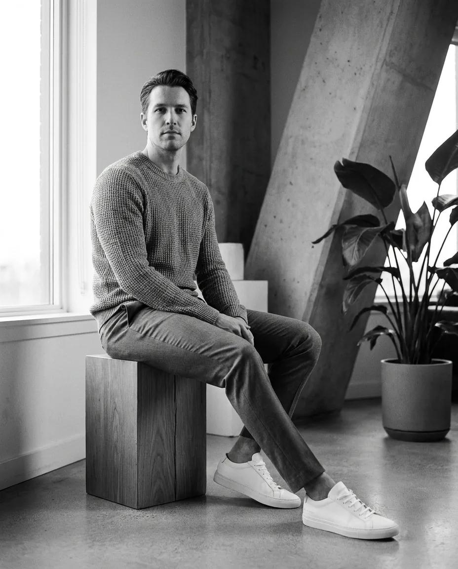 Portrait noir et blanc en loft — rendu d’exemple (Nano Banana)