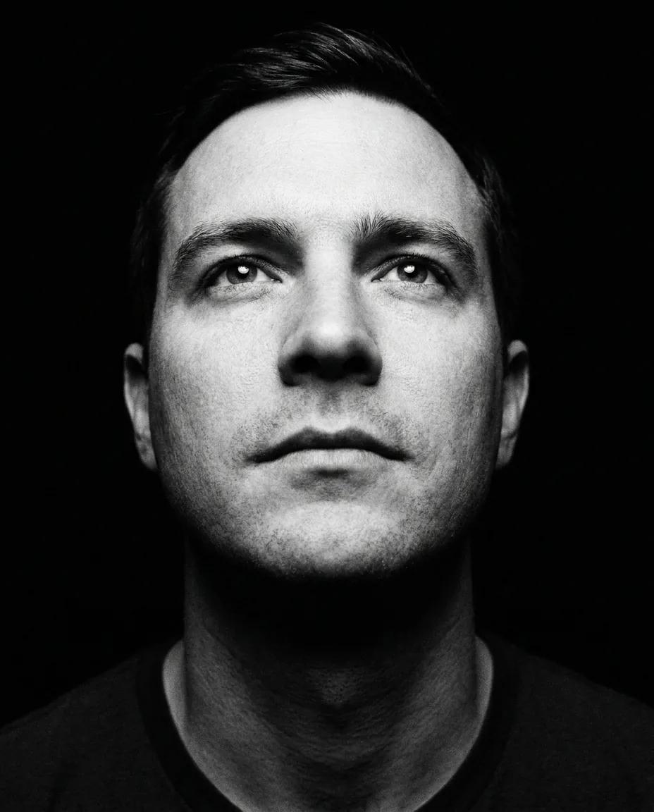 Portrait noir et blanc en plongée — rendu d’exemple (Nano Banana)