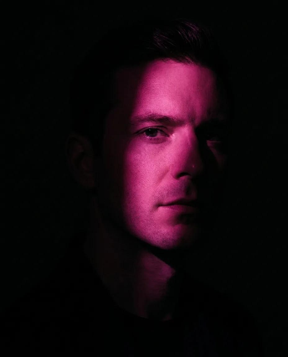 Portrait clair-obscur magenta — rendu d’exemple (Nano Banana)
