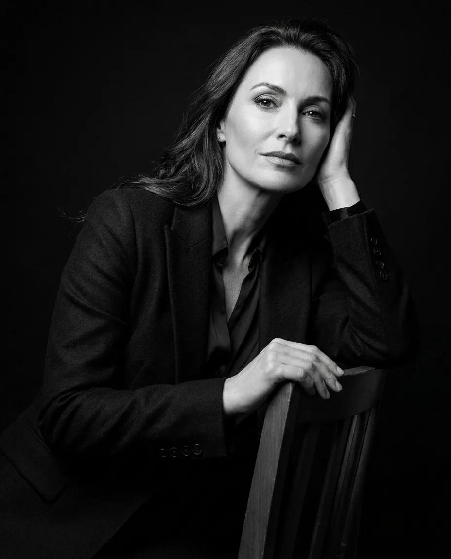 Portrait studio cinématographique noir et blanc — rendu d’exemple (Nano Banana)